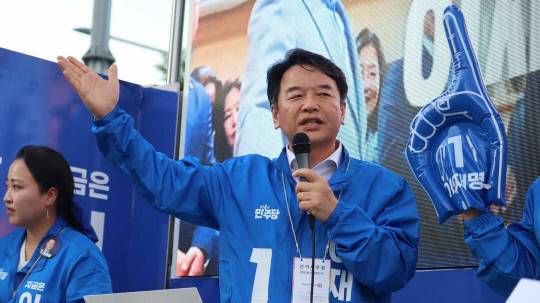 문진석 더불어민주당 충남도당 상임선대위원장의 이재명 대선 후보 선거운동 모습. 충남도당 제공