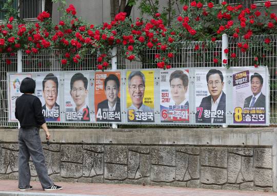 한 유권자가 제21대 대통령 선거 벽보를 보고 있는 모습. 연합뉴스