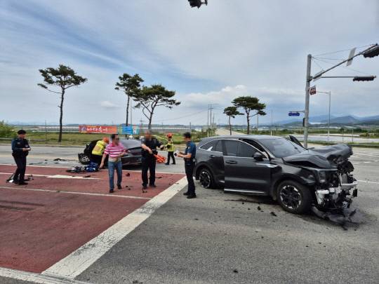 21일 오후 3시 7분쯤 충남 홍성군 서부면 한 교차로에서 승용차 3대가 충돌했다. 홍성소방서 제공.