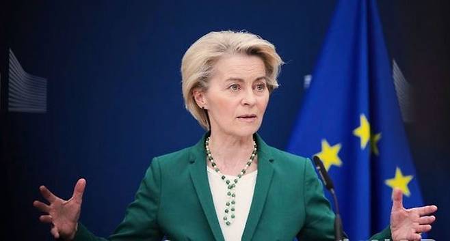 우르줄라 폰데어라이엔 유럽연합(EU) 집행위원장이 지난달 7일 브뤼셀의 EU 본부에서 기자회견을 하고 있다. ⓒ AP/뉴시스
