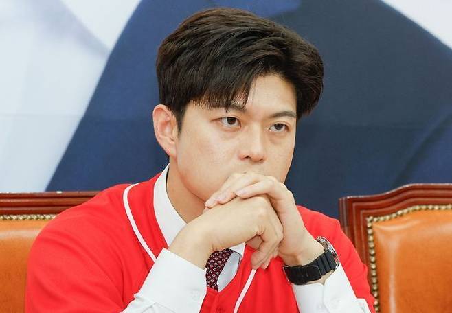 국민의힘 김용태 비상대책위원장이 15일 오전 서울 국회 본관에서 열린 '중앙선대위 회의 및 중앙선대위 임명장 수여식'에 참석해 생각에 잠겨 있다. ⓒ데일리안 방규현 기자