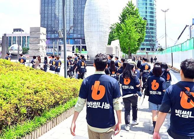 지난 17일 빗썸나눔은 홍천 명동보육원 아이들과 교사 30여명을 초청해 서울 나들이를 함께했다. ⓒ빗썸