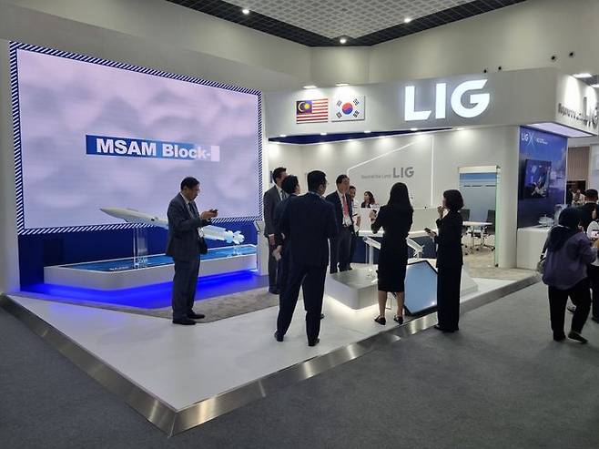 지난 20일 말레이시아 랑카위에서 개막한 해양·항공 방산전시회 'LIMA2025'에 LIG넥스원 부스가 설치된 모습.ⓒLIG넥스원