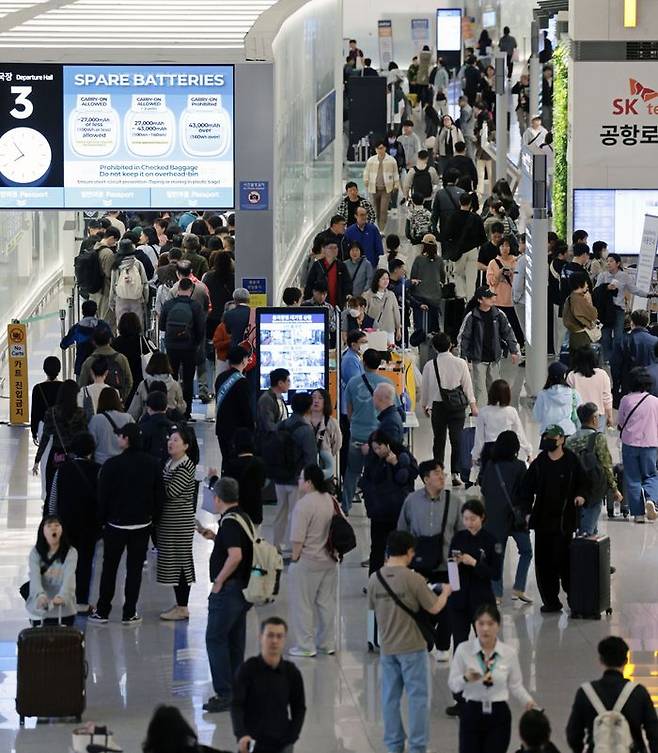 5월 황금연휴를 앞둔 1일 인천국제공항 제1여객터미널 출국장이 승객들로 북적이고 있다. ⓒ연합뉴스