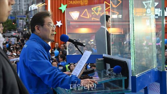 이재명 더불어민주당 대선 후보가 21대 대선 재외국민투표가 시작된 지난 20일 경기 김포시 구래역 문화의 거리에서 지지를 호소하고 있다. ⓒ데일리안 홍금표 기자