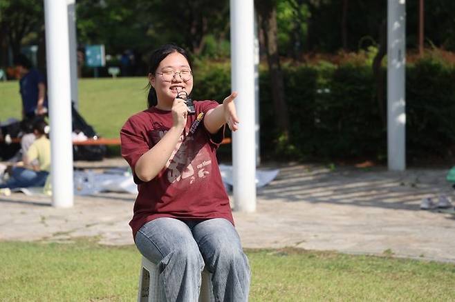 대회 참가 학생이 인터뷰를 마친 후 “평화야, 친구하자!”를 외치며 악수 포즈를 취하고 있다. 제공: IWPG 글로벌5국