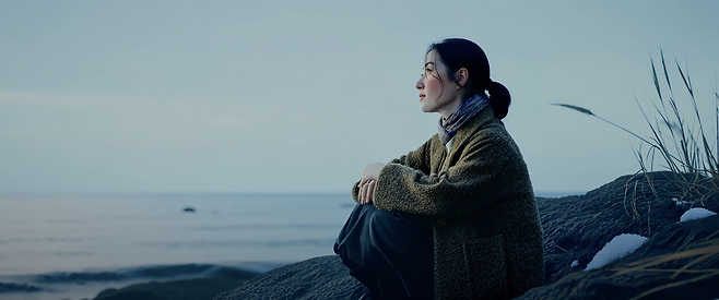 바다를 보며 고향을 그리워하는 코지 어머니의 젊은 시절을 표현한 장면. 한국콘텐츠진흥원 제공