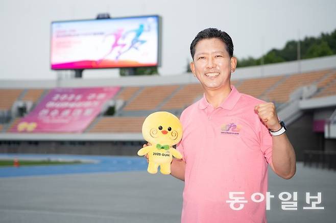20일 경북 구미시 구미스타디움에서 김장호 아시아육상경기선수권대회 조직위원회 공동위원장(구미시장)이 대회 마스코트인 ‘러닝토미’ 인형을 들고 환하게 웃고 있다. 구미시 제공