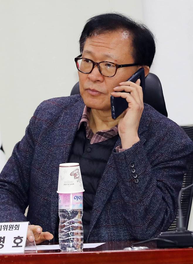 문병호 통합신당준비위원회 정치혁신특별위원장이 10일 서울 여의도 국회 의원회관에서 열린 통합신당 당명과 당헌 강령을 협의하는 회의에 참석해 전화를 하고 있다. 2020.02.10. 뉴시스