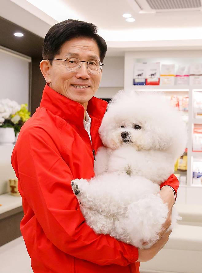 김문수 국민의힘 대통령 후보가 13일 대구의 반려동물 전문 병원을 방문해 유기견과 반려동물 보호 현장을 살폈다. 2025.5.13 김문수 캠프 제공