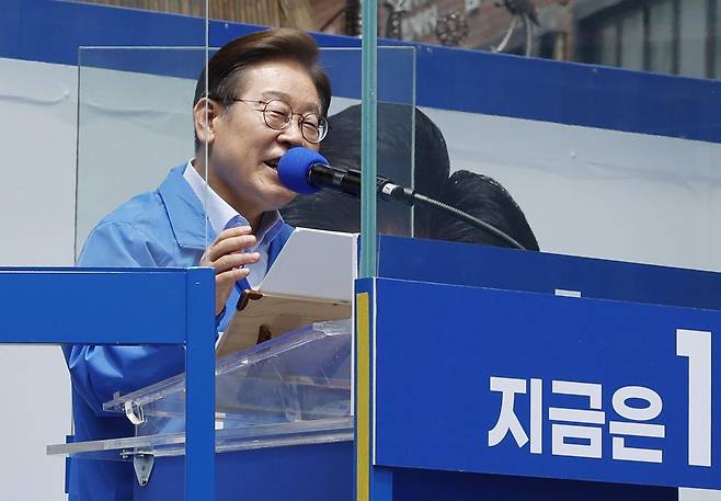 이재명 더불어민주당 대통령 후보가 사흘째 수도권 표심잡기에 나선 21일 오후 인천 남동구 구월 로데오광장을 찾아 지지를 호소하고 있다. 2025.5.21 뉴스1