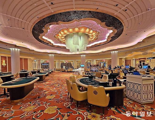 제주신화월드 내 외국인 전용 카지노에서 1000원으로 ‘로열 스트레이트 플러시’를 뽑은 30대 중국인 여성이 2억 원이 넘는 상금을 거머쥐었다. 사진은 신화월드 랜딩카지노 내부 모습. 제주신화월드 제공