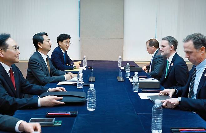 안덕근 산업통상자원부 장관이 16일 오후 제주 서귀포시 제주국제컨벤션센터(ICC)에서 제이미슨 그리어(Jamieson Greer) 미국 무역대표부(USTR) 대표와 면담을 갖고 있다. (산업통상자원부 제공)  2025.5.16.뉴스1