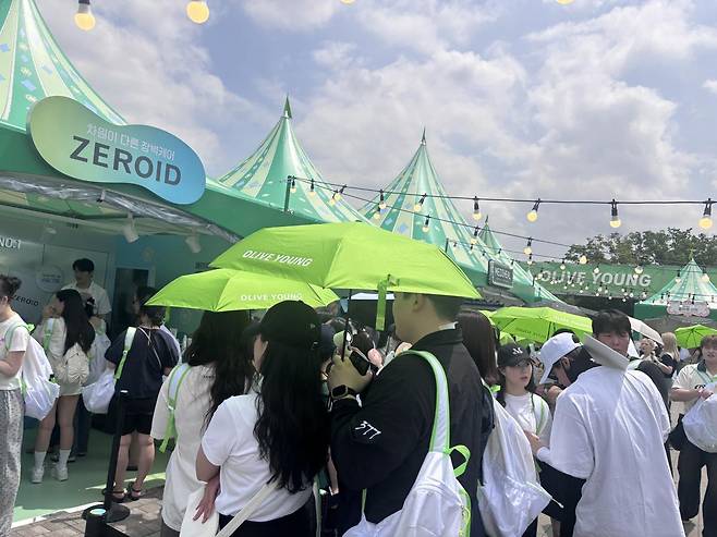 올리브영 페스타에 참여한 제로이드 부스에 많은 관람객이 대기를 하고 있다. 황소영 기자 fangso@donga.com