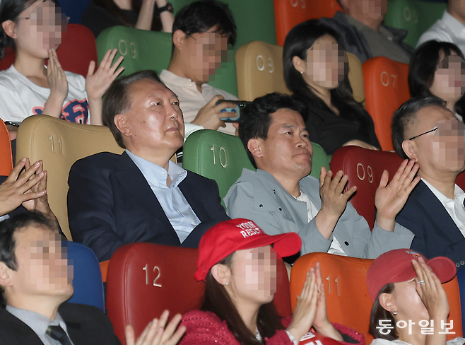 윤석열 전 대통령이 21일 서울 메가박스 동대문에서 영화 ‘부정선거, 신의 작품인가’ 관람을 하던 도중 계엄 선포 장면이 나오자, 관객들이 박수를 치고 있다. 송은석 기자 silverstone@donga.com