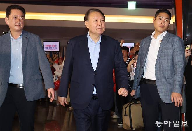 윤석열 전 대통령이 21일 서울 메가박스 동대문에서 영화 ‘부정선거, 신의 작품인가’ 관람을 위해 입장하고 있다.

    송은석 기자 silverstone@donga.com