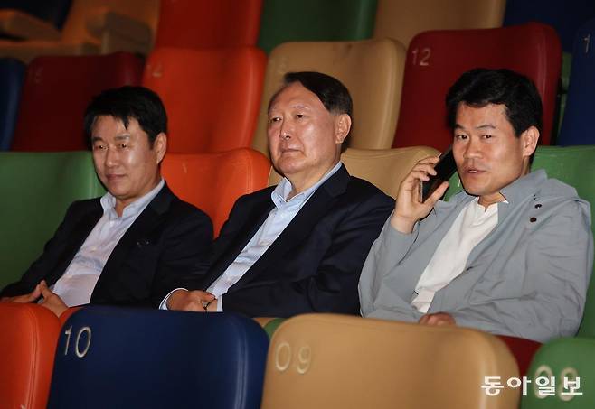 윤석열 전 대통령이 21일 서울 메가박스 동대문에서 영화 ‘부정선거, 신의 작품인가’ 관람 전 앉아 있다.  왼쪽부터 이영돈 PD, 윤 전 대통령, 전한길 전 한국사 강사. 2025.05.21.송은석 기자 silverstone@donga.com