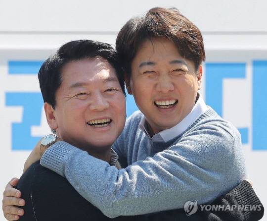 안철수 국민의힘 의원(왼쪽)과 이준석 개혁신당 대선 후보. 연합뉴스