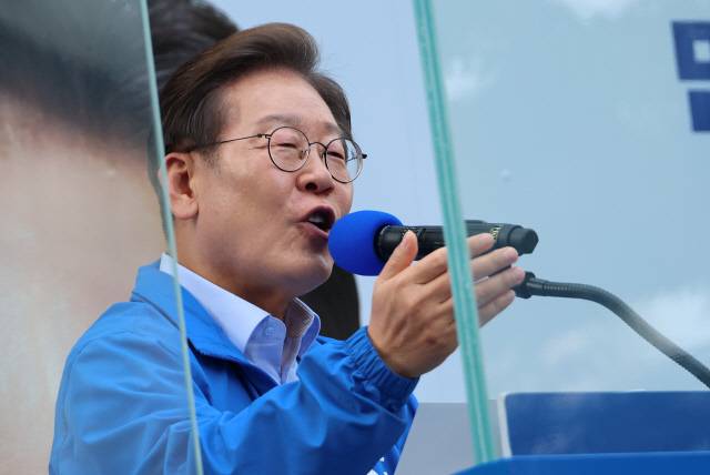 이재명 더불어민주당 대선 후보가 21일 인천광역시 서구 청라동 유세에서 방탄유리 내부에 들어가 시민들에게 지지를 호소하고 있다. [인천=연합뉴스]