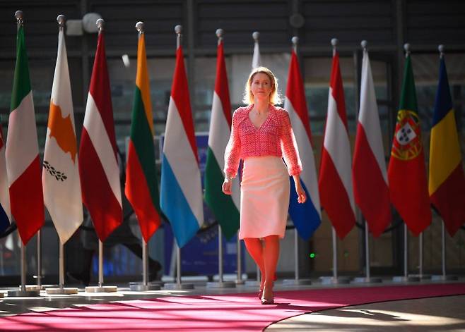 20일 브뤼셀 EU 본부에서 열린 국방위원회 회의에 참석하기 위해 유럽 외교안보정책연합 카자 칼라스가 회의장으로 향하고 있다. AFP 연합뉴스