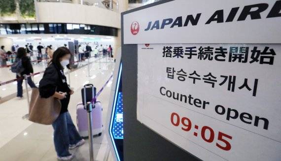 서울 강서구 김포공항 국제선 출국장 게시판에 일본 하네다행 여객기 탑승 정보가 안내되고 있다.뉴스1