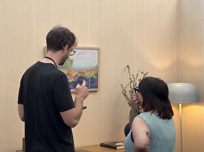 20일(현지시간) 미국 캘리포니아주 마운틴뷰 구글 본사에 마련된 체험관에서 구글 I/O 참석자(오른쪽)가 '스마트 글라스'를 쓰고 그림을 바라보고 있다. 사진=홍창기 기자