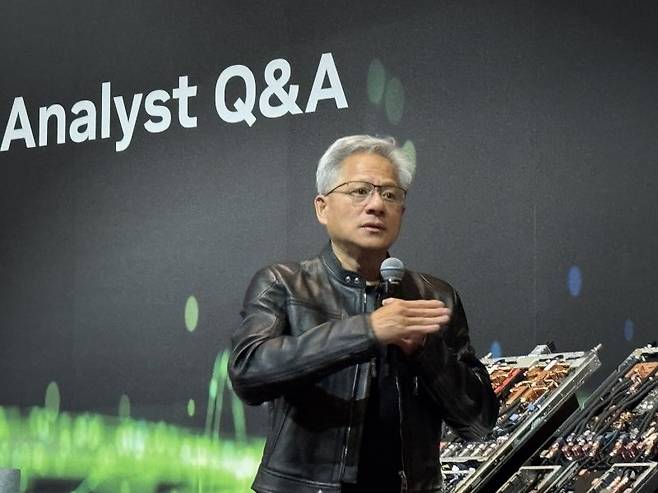 젠슨 황 엔비디아 CEO가 21일 대만 타이베이 만다린 오리엔탈 호텔에서 열린 '글로벌 미디어 Q&A' 행사에서 취재진 질문에 답하고 있다. 연합뉴스