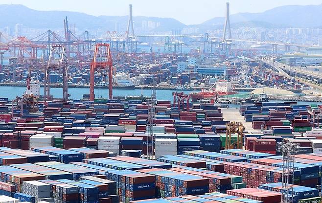 사진은 부산항 신선대부두, 감만부두에 컨테이너가 가득 쌓여 있는 모습. 2025.4.30(저작권자(c) 연합뉴스, 무단 전재-재배포 금지)