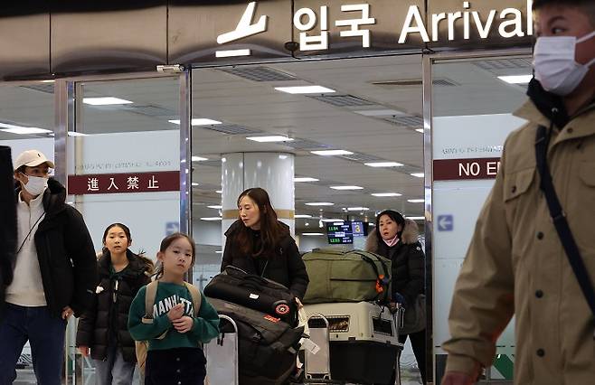 사진은 김포국제공항 국제선 청사에서 중국인 관광객들이 입국하는 모습. 2024.12.24(저작권자(c) 연합뉴스, 무단 전재-재배포 금지)