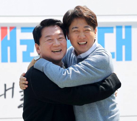 안철수 국민의힘 대선 경선 후보와 이준석 개혁신당 대선 후보가 지난 4월 경기도 성남시 판교역 앞 광장에서 열린 ‘인공지능(AI) 관련 미래를 여는 단비토크’에서 만나 포옹하고 있다. 연합뉴스