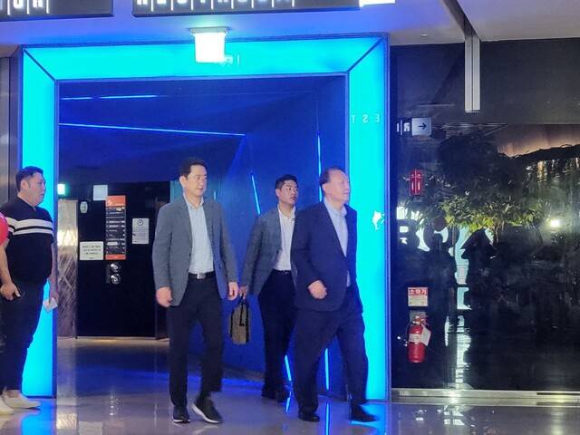 윤석열 전 대통령이 부정선거를 다룬 영화를 보려고 서울 동대문구 한 영화관에 도착했다. 이승욱 기자 seugwookl@hani.co.kr