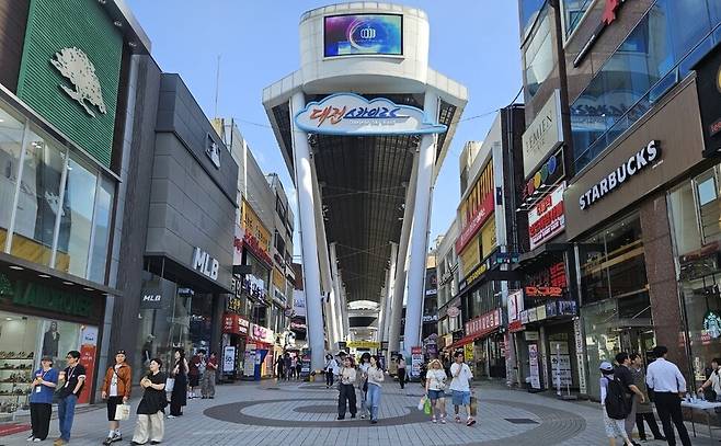 20일 오전 대전 중구 으능정이 거리 들머리. 이곳에서 이재명 더불어민주당 대통령 후보와 김문수 국민의힘 후보가 유세를 벌였다. 류석우 기자
