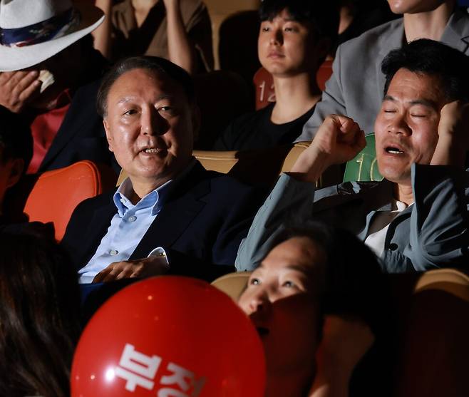 윤석열 전 대통령이 21일 오전 서울 증구 메가박스 동대문점에서 영화 \'부정선거, 신의 작품인가\'를 관람하고 있다. 김혜윤 기자 unique@hani.co.kr