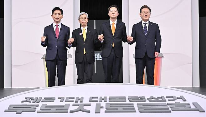 지난 18일 대선 1차 후보자 토론회 시작에 앞서 기념촬영 하는 국민의힘 김문수(왼쪽부터)·민주노동당 권영국·개혁신당 이준석·더불어민주당 이재명 대선 후보. 국회사진기자단 제공