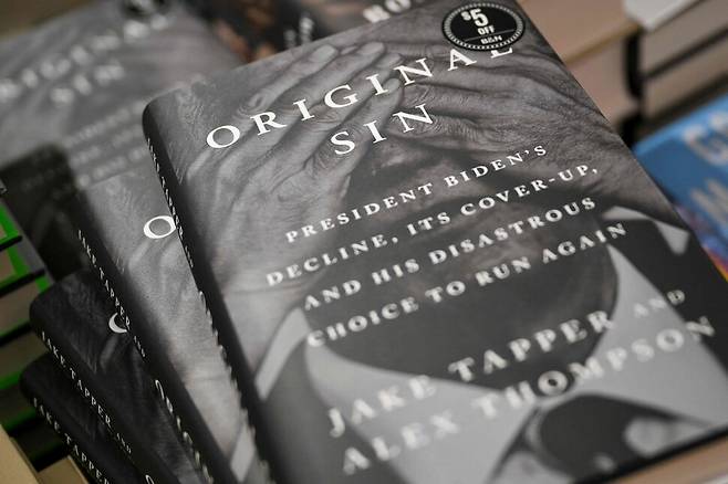 20일 미국 뉴욕시의 한 서점에서 제이크 태퍼와 알렉스 톰슨이 공동 집필한 ‘오리지널 신’이 진열돼있다. 뉴욕/AFP 연합뉴스
