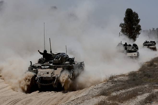 20일 이스라엘군이 가자지구 쪽 국경으로 이동하고 있다. 로이터 연합뉴스