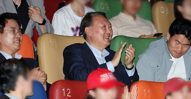 윤석열 전 대통령이 21일 서울 메가박스 동대문에서 영화 관람을 마친 뒤 박수를 치고 있다. 연합뉴스