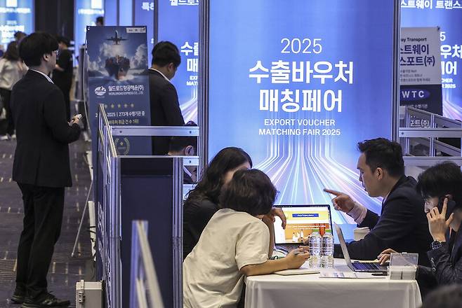 21일 서울 강남구 코엑스 그랜드볼룸에서 중소벤처기업부 주최로 개막된 ’2025 수출바우처 매칭페어’에서 중소기업 관계자들이 수출 애로에 도움이 된 업체 관계자들과 상담하고 있다. 연합뉴스