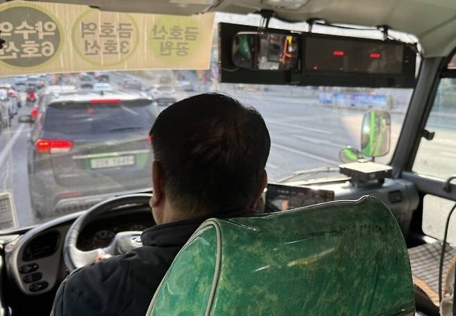 서울시 마을버스운송조합이 환승 손실금 인상을 요구하며 기존 대중교통 환승 체계에서 이탈을 예고했다. 장수경 기자