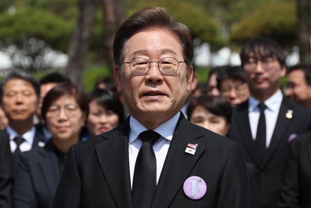 이재명 더불어민주당 대선 후보가 18일 광주광역시 북구 국립 5·18민주묘지에서 열린 5·18민주화운동 45주년 기념식에 참석한 뒤 취재진과 만나 이날 발표한 개헌 관련 입장에 대한 질문에 답하고 있다. 연합뉴스