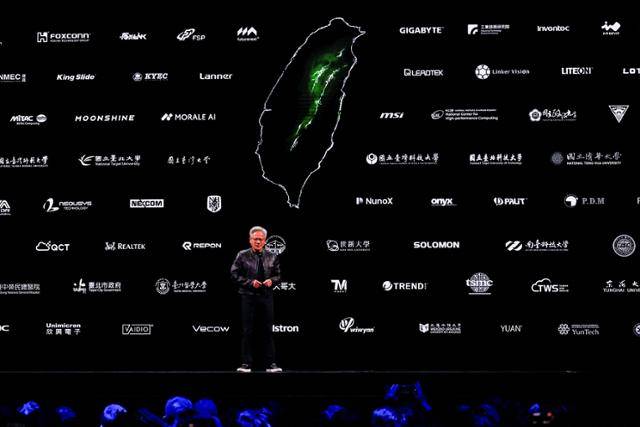 엔비디아의 젠슨 황 최고경영자가 19일 대만 타이베이에서 열린 ‘컴퓨렉스 2025’ 개막 전야 행사에서 인공지능(AI) 생태계를 구성하는 기업들 이름이 적힌 무대를 배경으로 AI 인프라 구축 계획을 발표하고 있다. 타이베이=로이터 연합뉴스