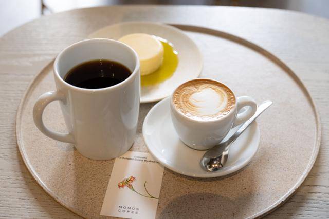 '모모스커피' 영도점의 필터커피(왼쪽)와 '모모스 맛사탕'