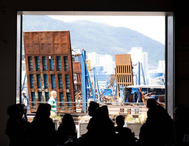 '모모스커피' 영도점 출입문 밖으로 항만이 보이고 있다.