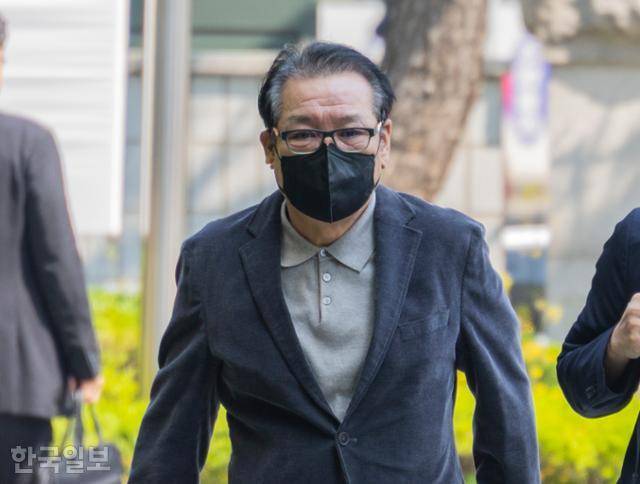 윤석열 전 대통령 부부의 청탁금지법 위반 의혹에 연루된 ‘건진법사’ 전성배씨가 12일 불법 정치자금 수수 혐의 2차 재판을 받기 위해 서울남부지법으로 출석하고 있다. 정다빈 기자