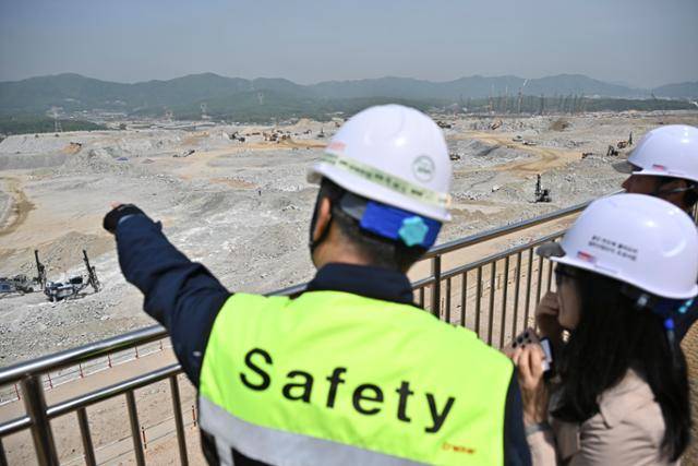 박태성 용인클러스터 일반산단 현장 소장이 8일 경기 용인시 처인구 공사 진행 상황을 설명하고 있다. SK하이닉스는 120조 원을 들여 생산공장(팹) 4기와 50여 개 소재부품장비 협력단지, 열병합발전소 등 관련 시설을 짓는다. 정다빈 기자