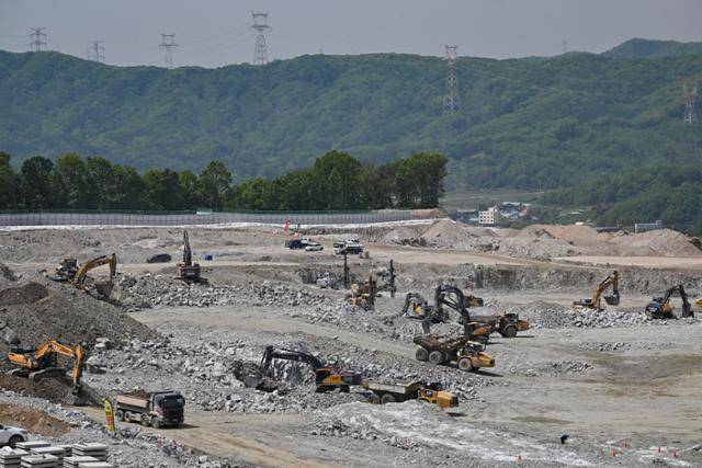 8일 경기 용인시 처인구 용인 클러스터 일반산단 부지에 공사가 진행되고 있다. SK하이닉스는 120조 원을 들여 이곳에 생산공장(팹) 4기와 50여 개 소재부품장비 협력단지, 열병합발전소 등 관련 시설을 짓는다. 정다빈 기자