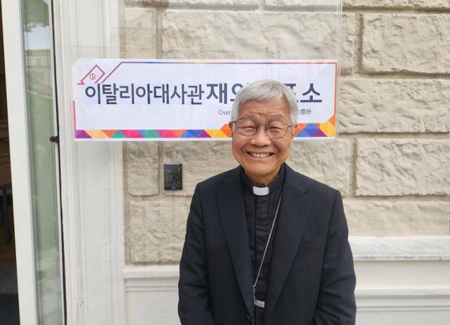 제21대 대통령 선거 재외국민 투표 첫날인 20일 이탈리아 로마에 위치한 주이탈리아 한국대사관 내 투표소에서 투표를 마친 유흥식 추기경. 로마=연합뉴스