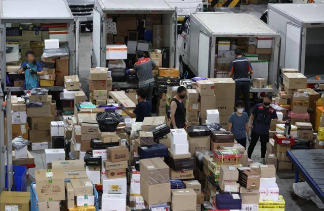서울 송파구 서울복합물류단지에서 택배사 직원들이 분류 작업을 하고 있다. 사진과 기사 내용은 직접 관련 없음. 뉴시스
