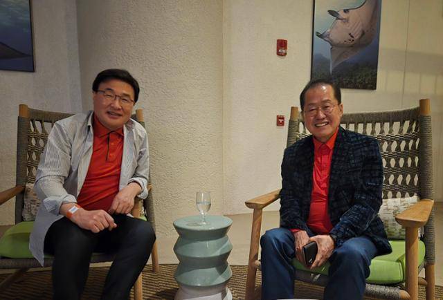 홍준표(오른쪽) 전 대구시장과 국민의힘 '하와이 특사단'의 김대식 의원이 미국 하와이 빅아일랜드 모처에서 회동하고 있다. 김대식 의원실 제공