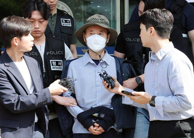 시흥 살인사건의 피의자 차철남이 21일 오전 구속 전 피의자 심문(영장실질심사) 출석을 위해 경기 시흥경찰서 유치장에서 나오고 있다. 연합뉴스